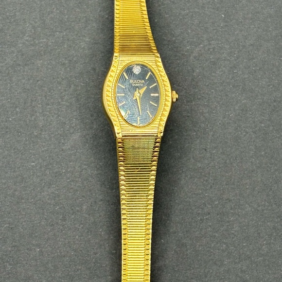 Beautiful bulova vintage gold watch with small crystal. - Picture 2 of 5